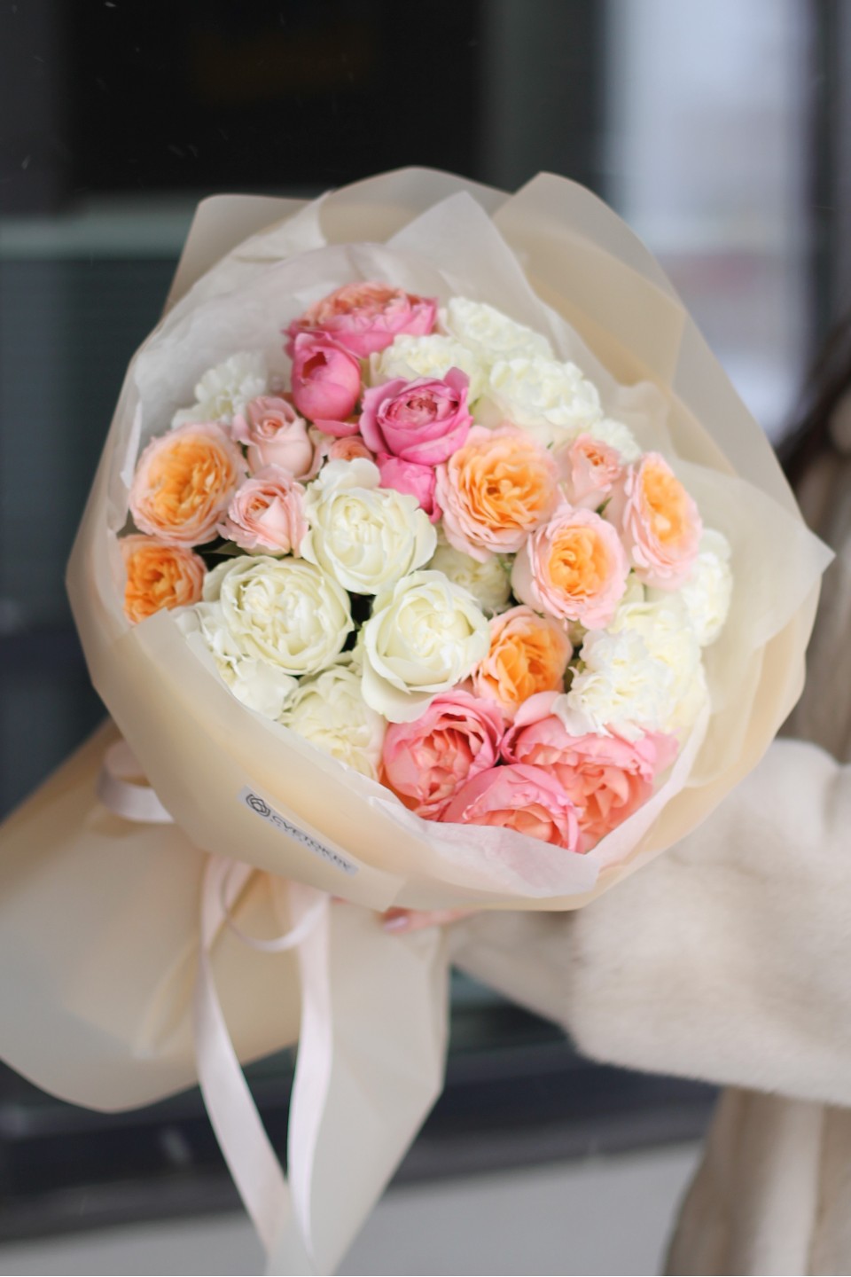 Букет с кустовыми розами Нежность в Тебе - с добавлением зелени