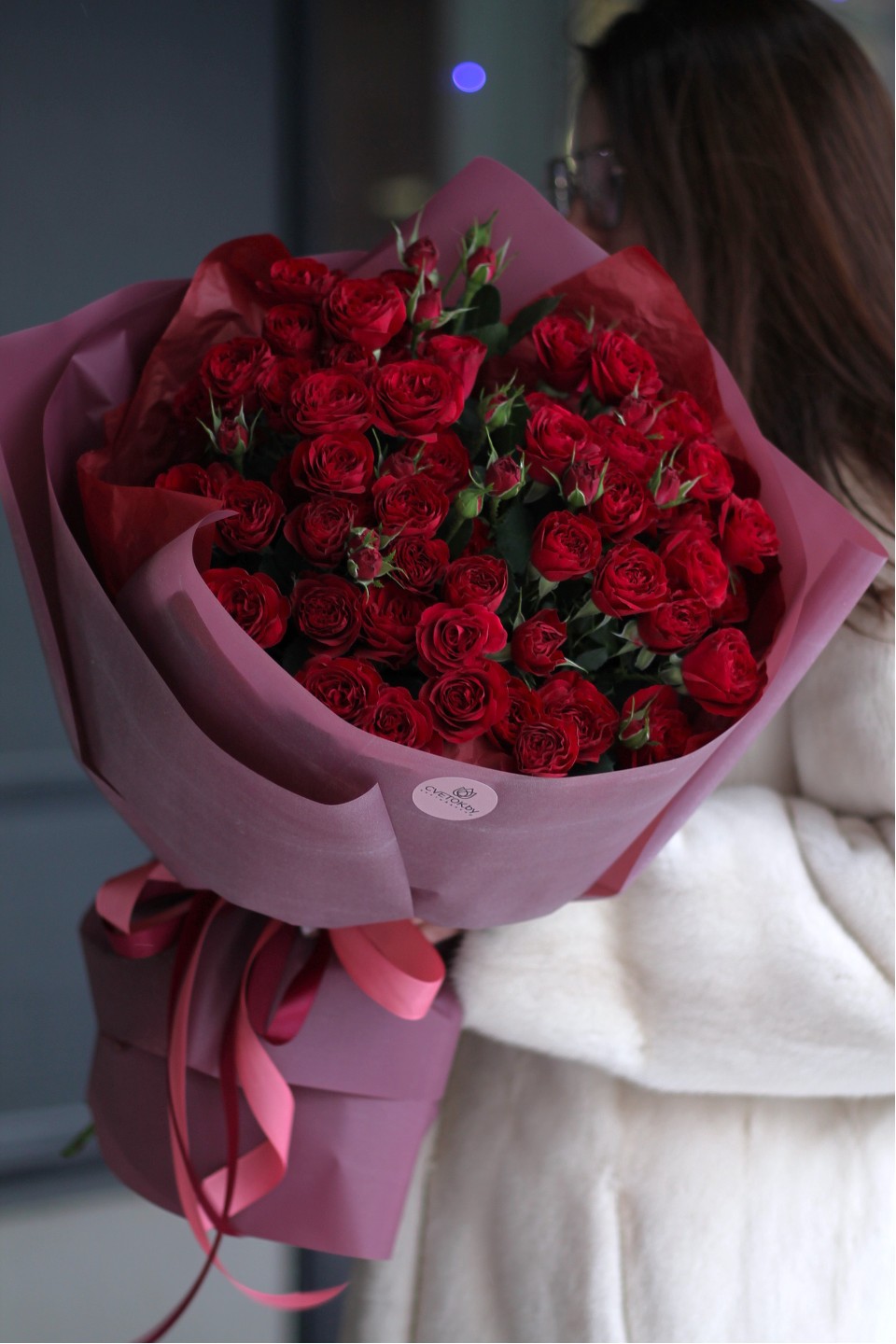 Букет кустовых роз Красная Сфера