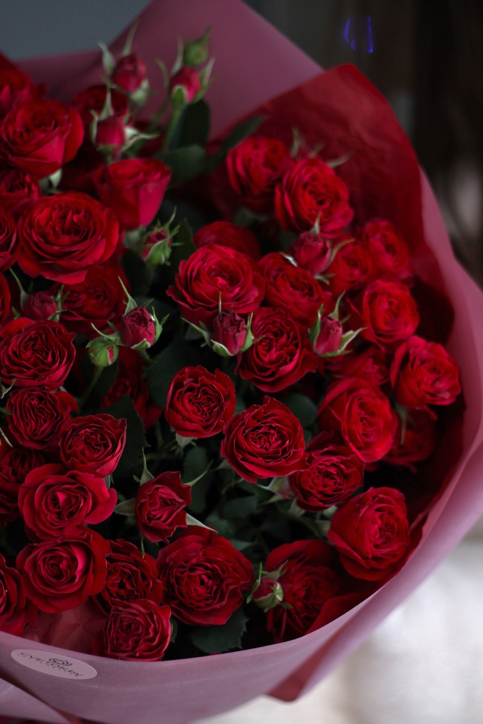 Букет кустовых роз Красная Сфера - с доставкой по Минску