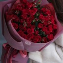 Букет кустовых роз Красная Сфера - с добавлением зелени - миниатюра 