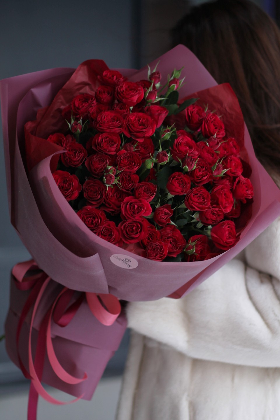 Букет кустовых роз Красная Сфера - с добавлением зелени