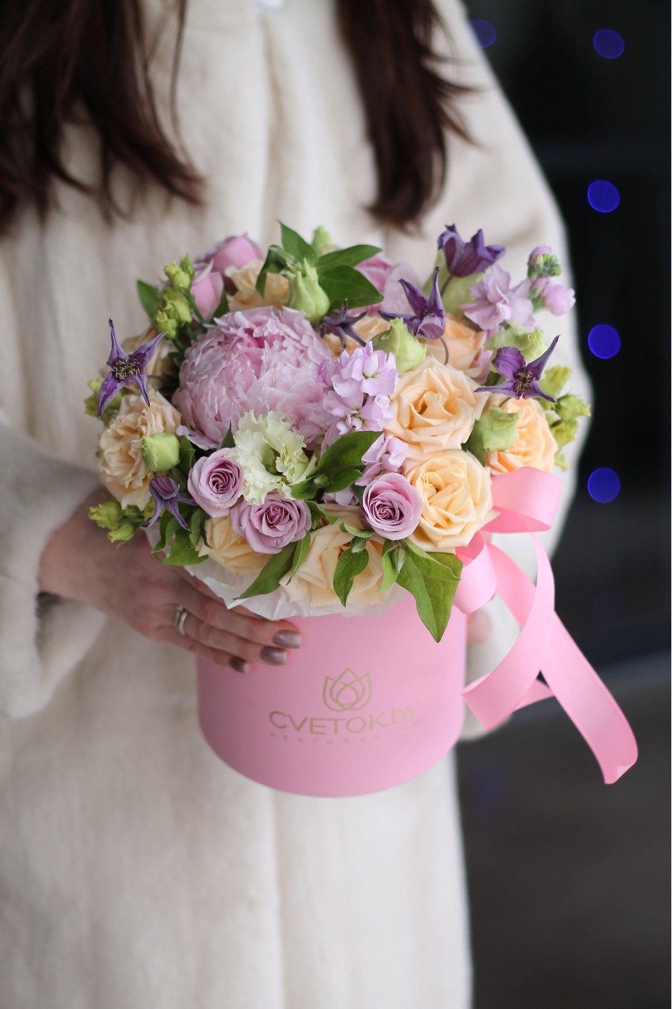 Коробка  с пионами  Кремовая Мечта - с добавлением зелени