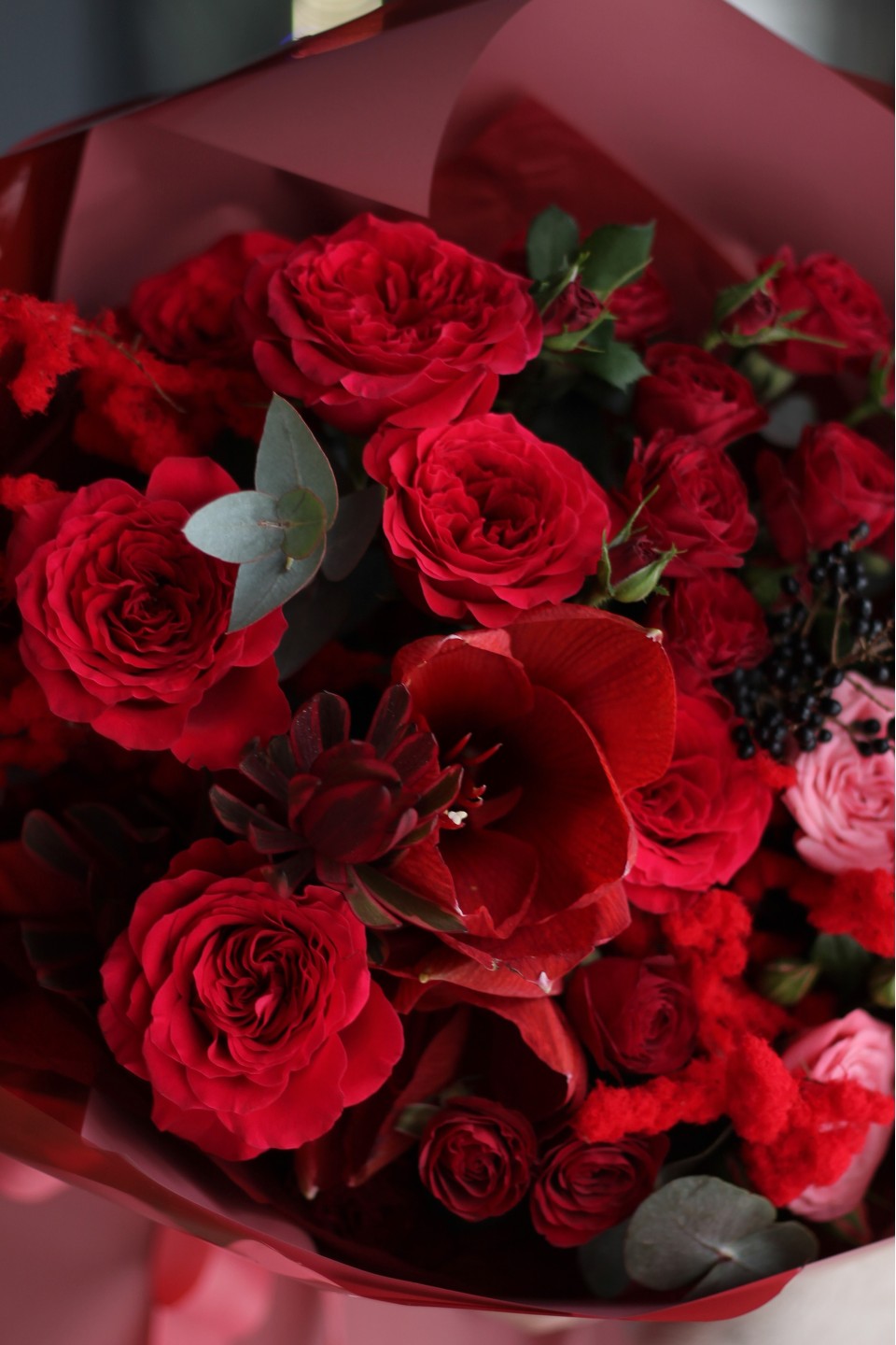 Букет с амариллисом Страстный Рубин - с добавлением зелени