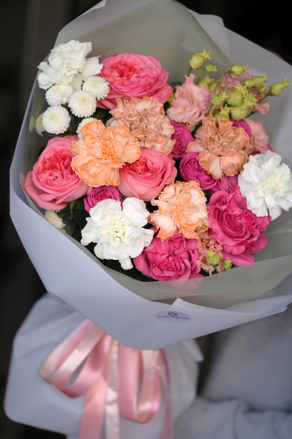 Букет с белыми и оранжевыми гвоздиками Яркая Дива - с доставкой по Минску