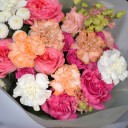 Букет с белыми и оранжевыми гвоздиками Яркая Дива - с добавлением зелени - миниатюра 