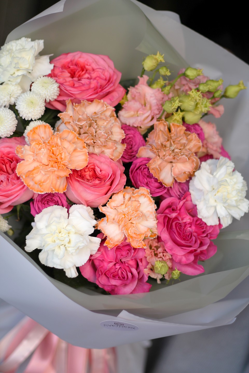 Букет с белыми и оранжевыми гвоздиками Яркая Дива - с добавлением зелени