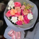 Букет с белыми и оранжевыми гвоздиками Яркая Дива - миниатюра