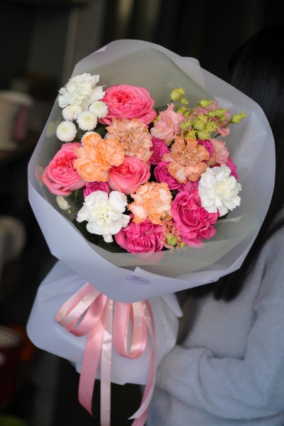 Букет с белыми и оранжевыми гвоздиками "Яркая Дива"