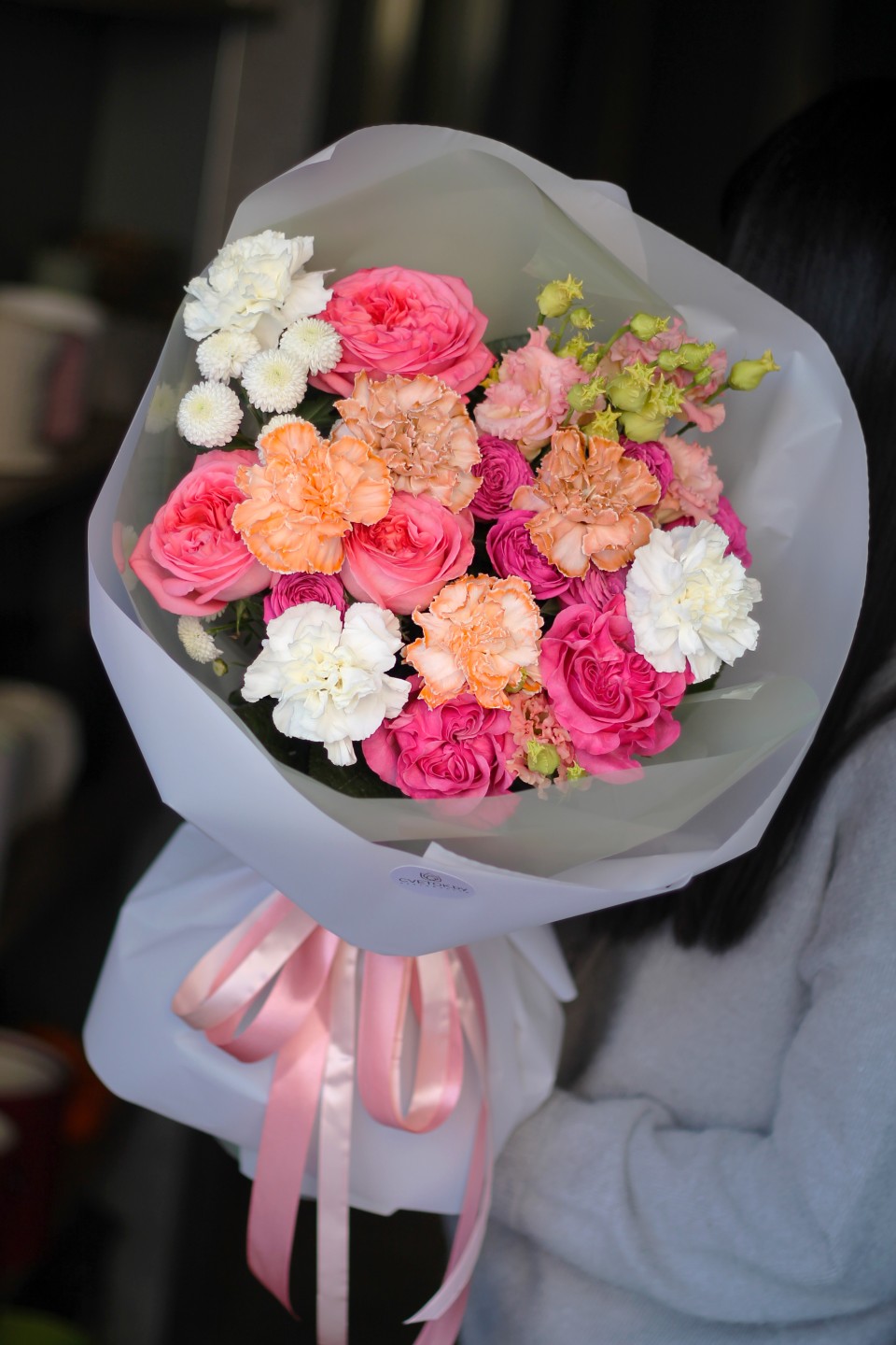 Букет с белыми и оранжевыми гвоздиками Яркая Дива