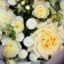 Букет с пионовидными розами Аливия - с добавлением зелени - миниатюра 
