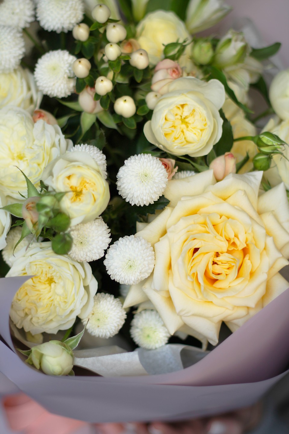 Букет с пионовидными розами Аливия - с добавлением зелени