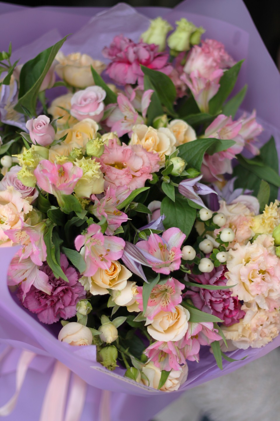 Букет с эустомой Край света - с добавлением зелени