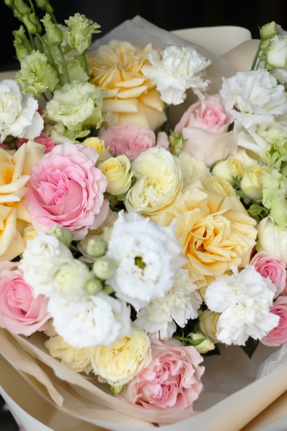 Букет с французской розой Огни твоей души - с добавлением зелени