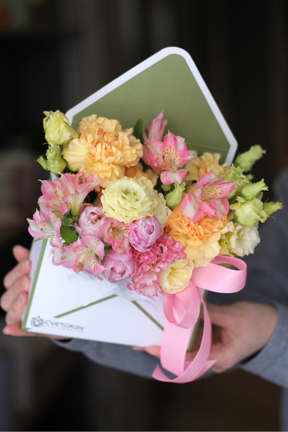 Конверт с тюльпанами Улыбка - с добавлением зелени