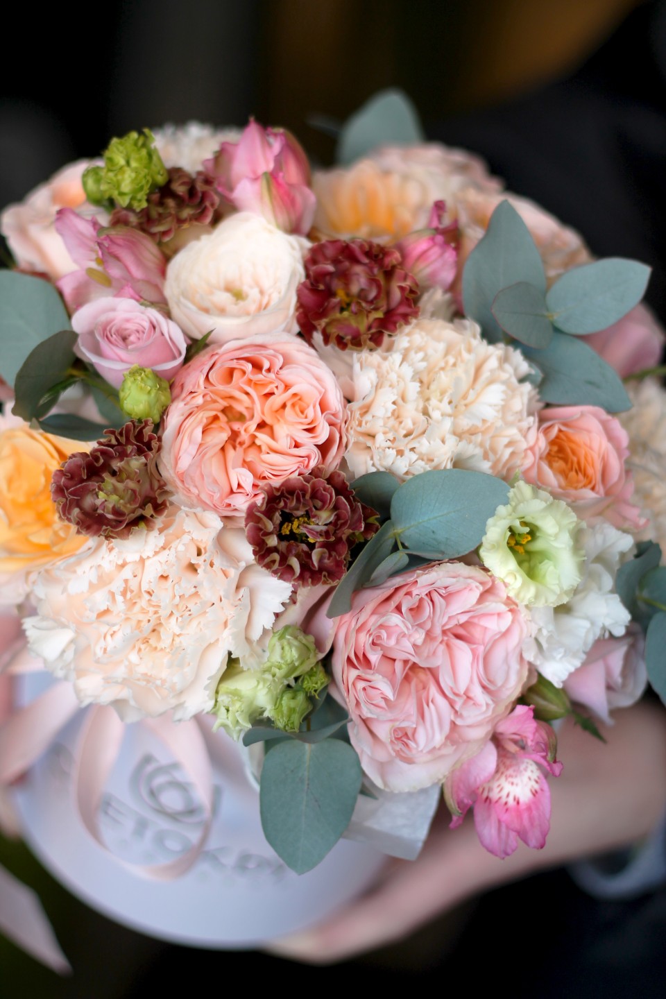 Композиция с пионовидной кустовой розойБудь рядом - с добавлением зелени