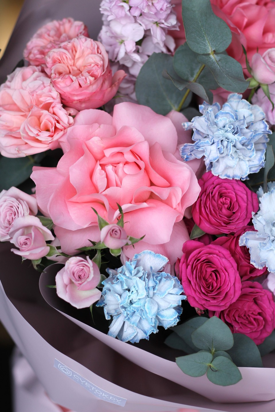 Букет с розовой французской розой "Танец Красок" - с добавлением зелени