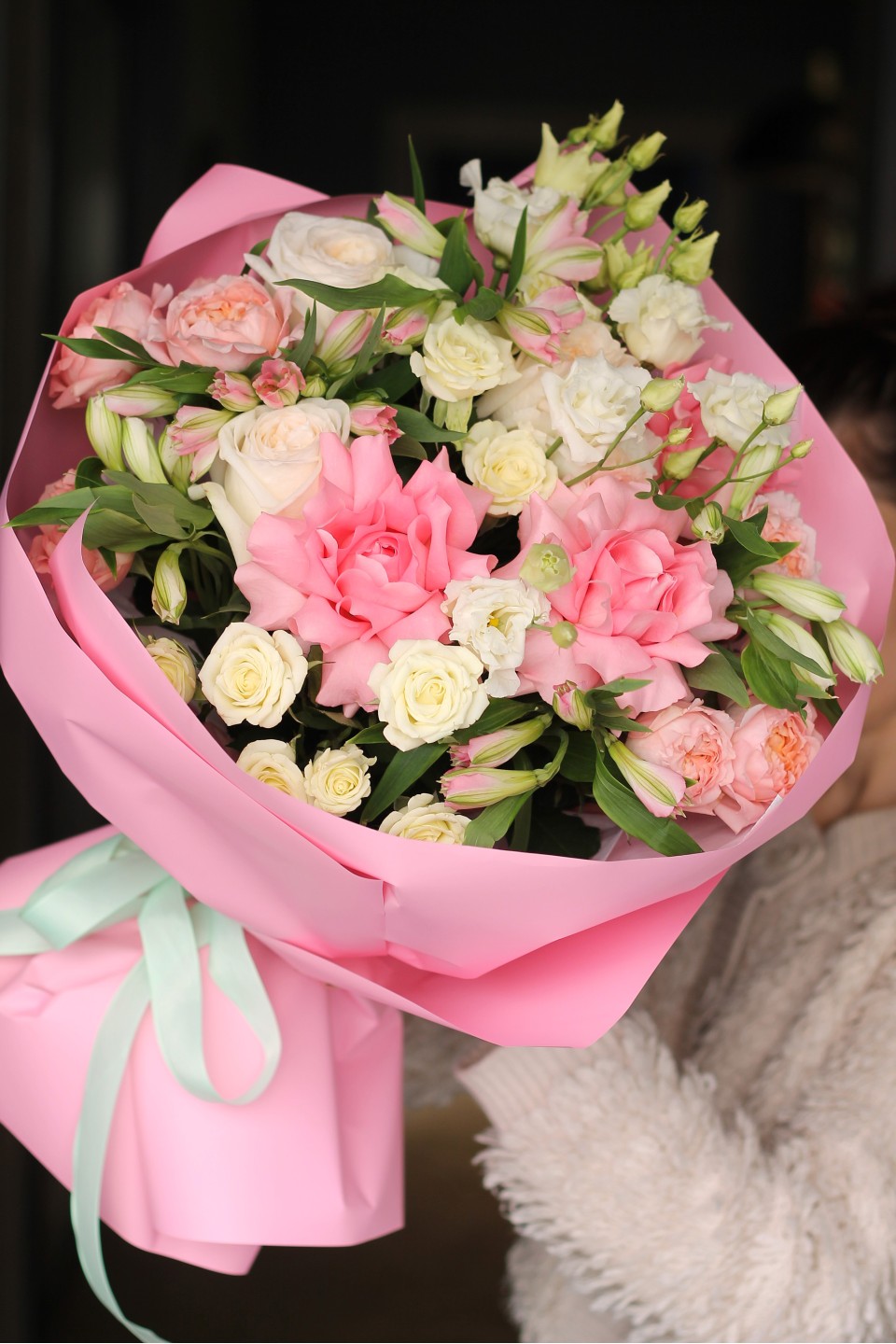 Букет с розами "Цветочные Искры" - с добавлением зелени