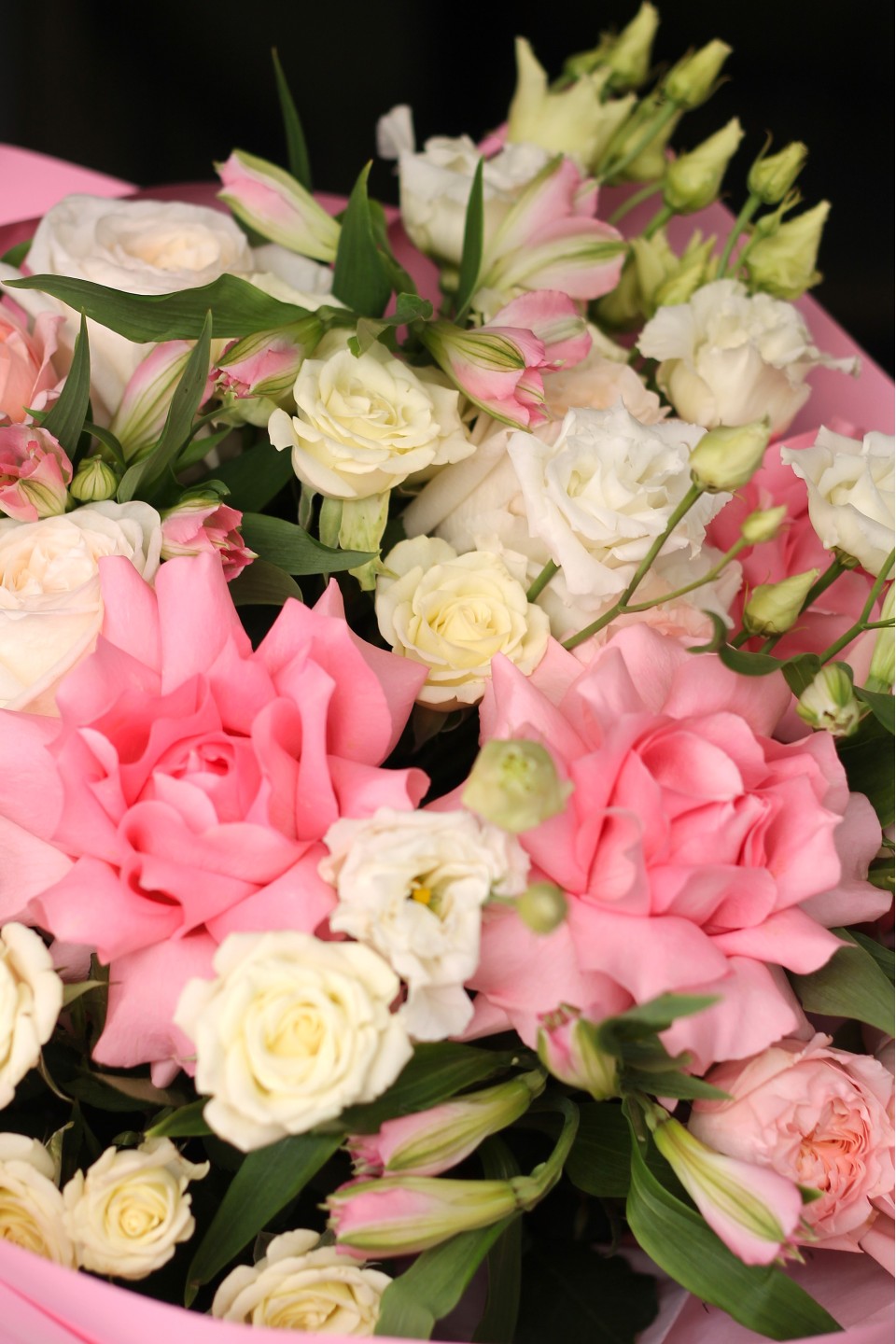 Букет с розами "Цветочные Искры" - подарочное оформление