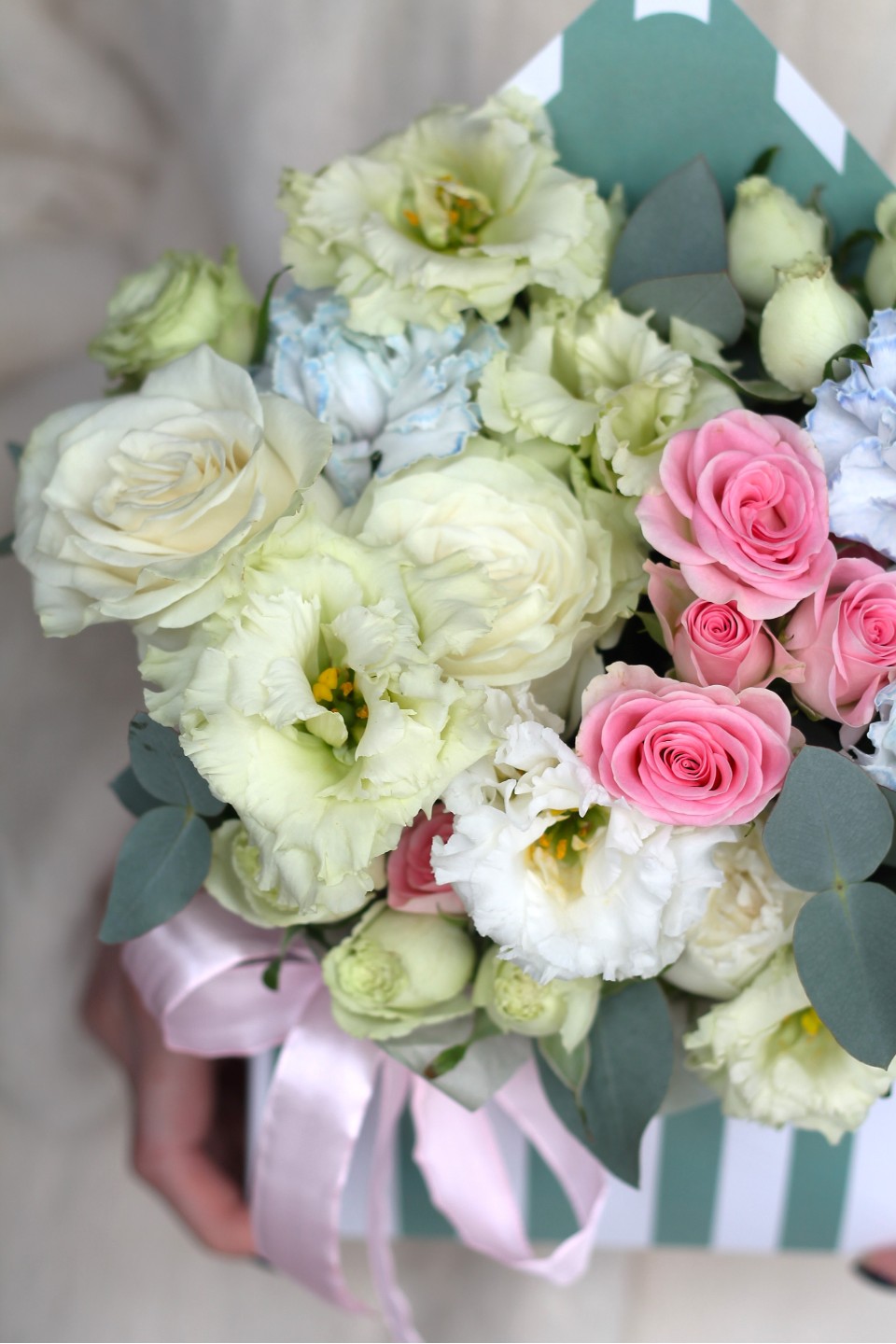 Конверт с эустомой Небосвод - подарочное оформление