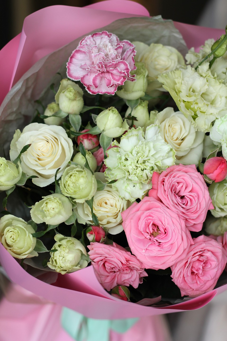 Букет с кустовыми розами "Когда я встретил Тебя" - с добавлением зелени