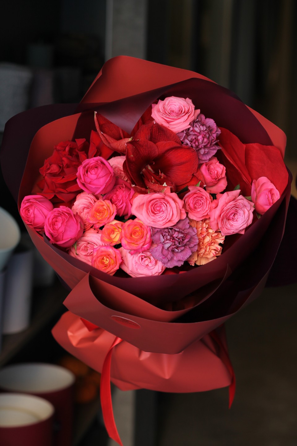 Букет с красным амарилисом "Французский шик"