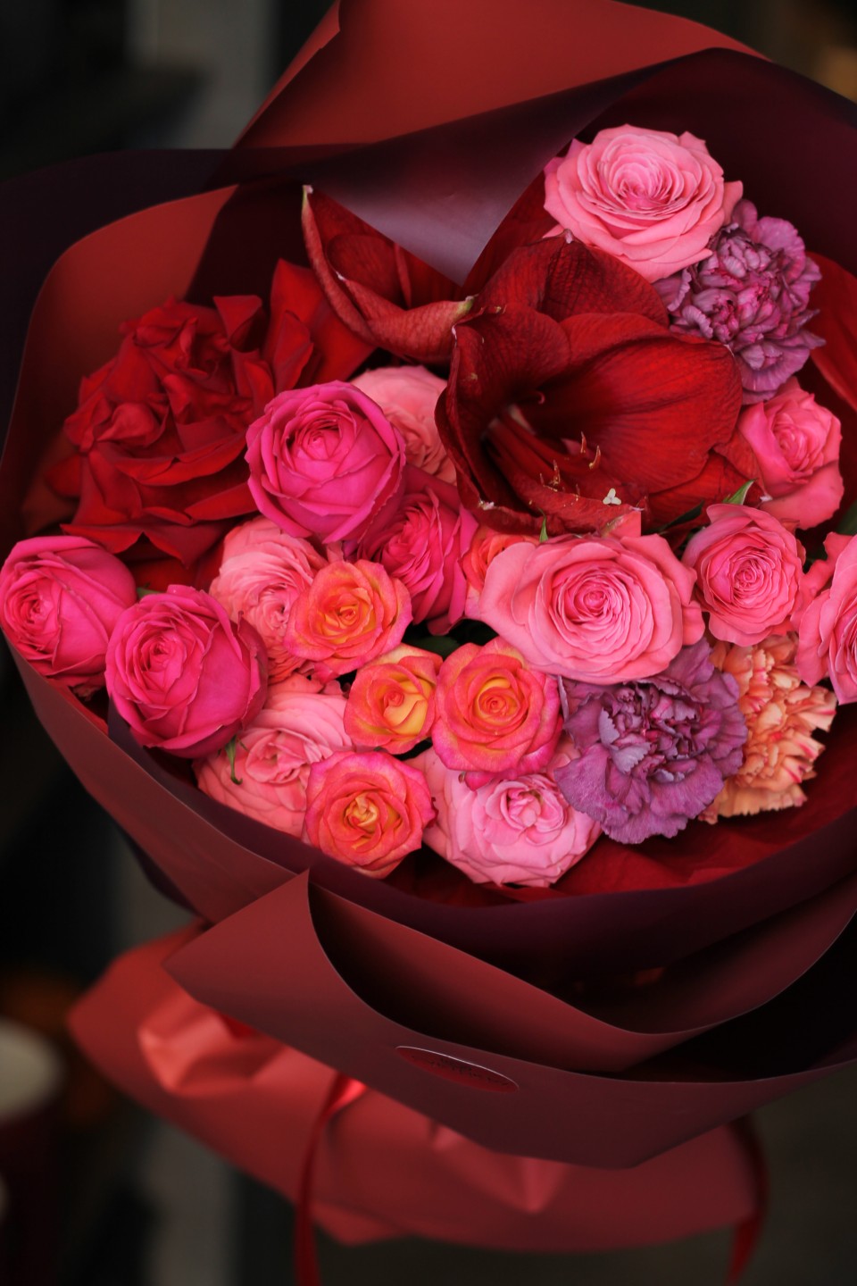 Букет с красным амарилисом "Французский шик" - с доставкой по Минску