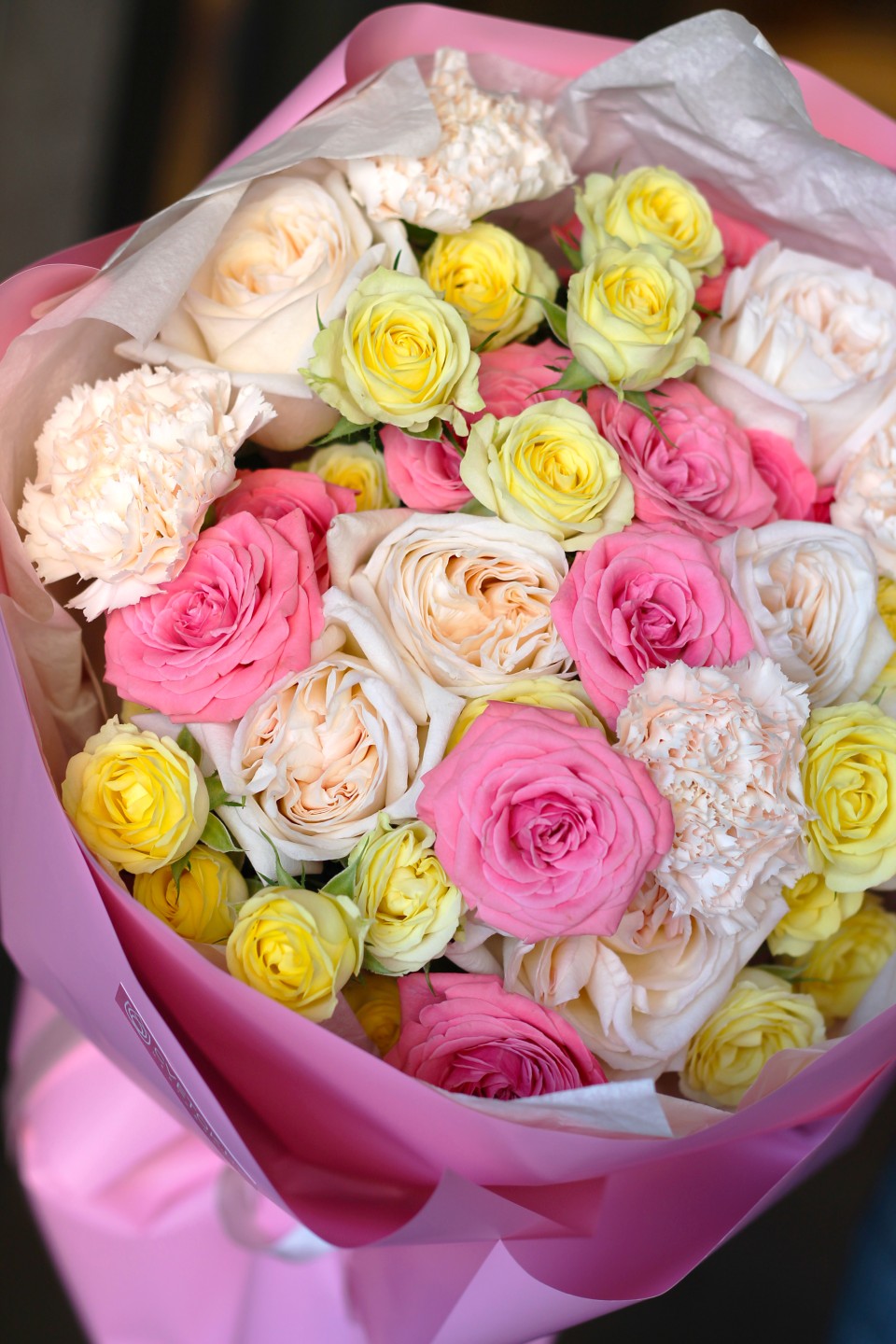 Букет из кустовой розы"Ягодный микс" - с добавлением зелени