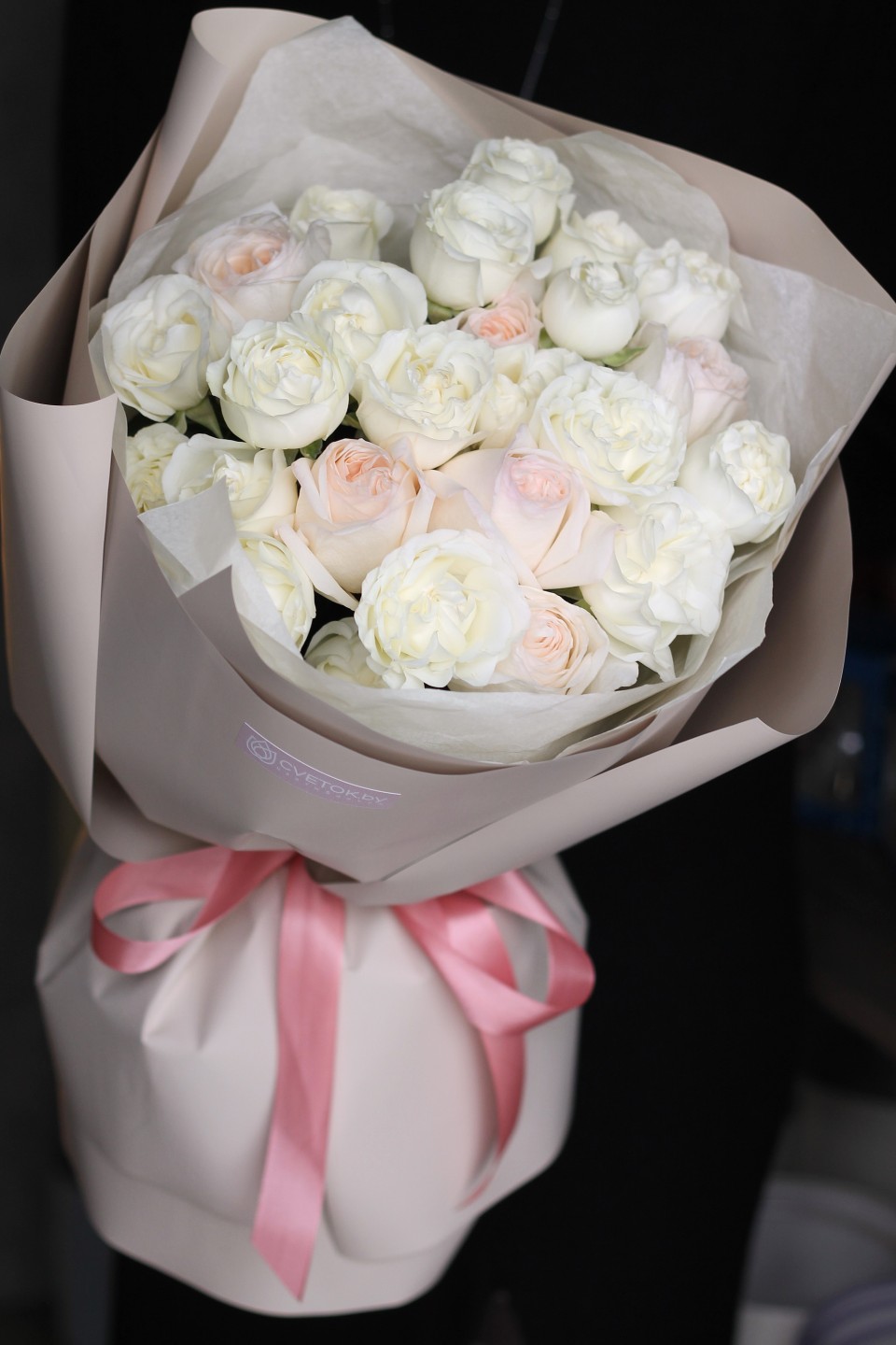 Букет из микса роз "Любимой Девушке" - с добавлением зелени