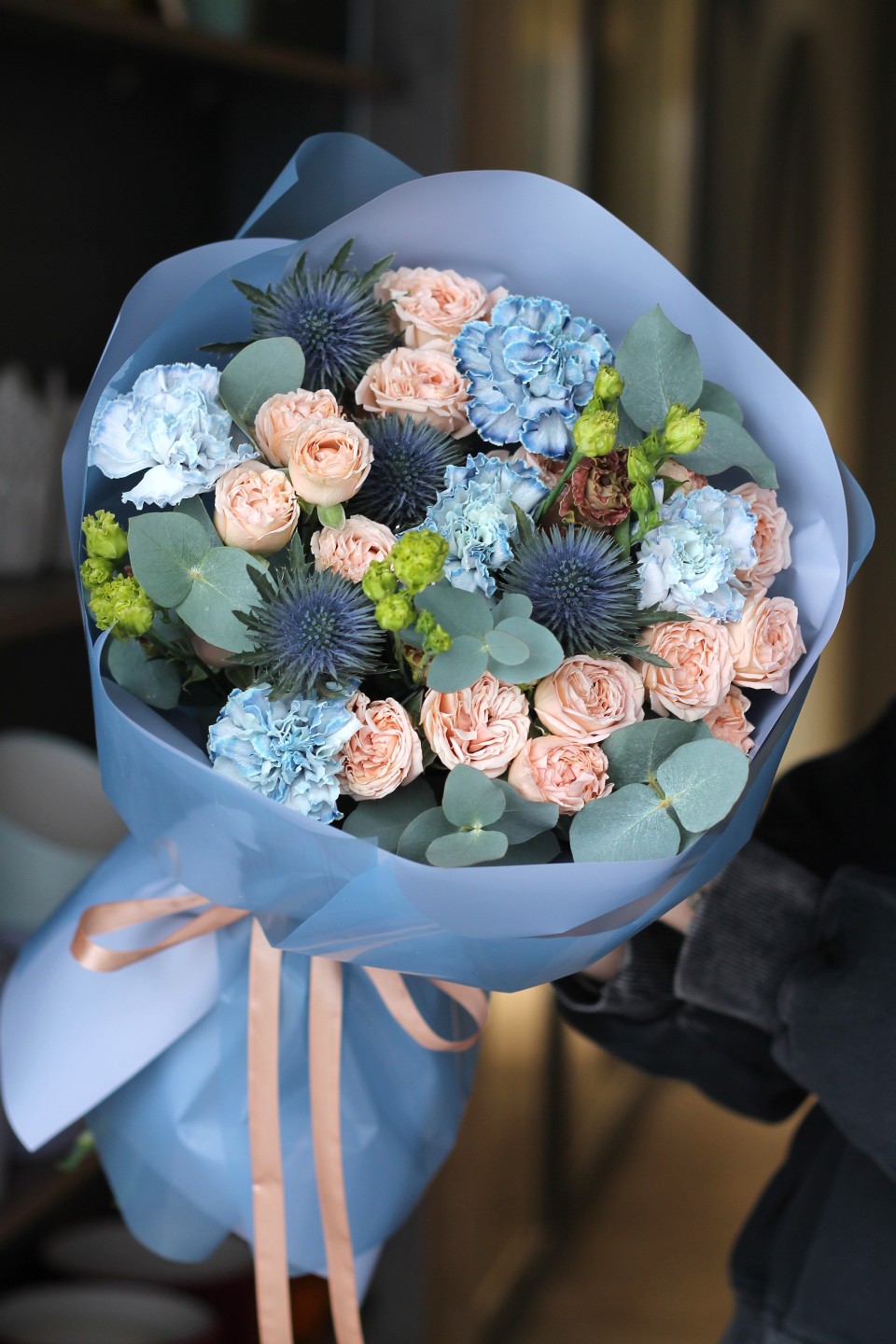 Букет с синими гвоздиками "Сапфировое Сердце" - с добавлением зелени