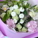 Букет с кустовой хризантемой "Акварельный Этюд" - с добавлением зелени - миниатюра 