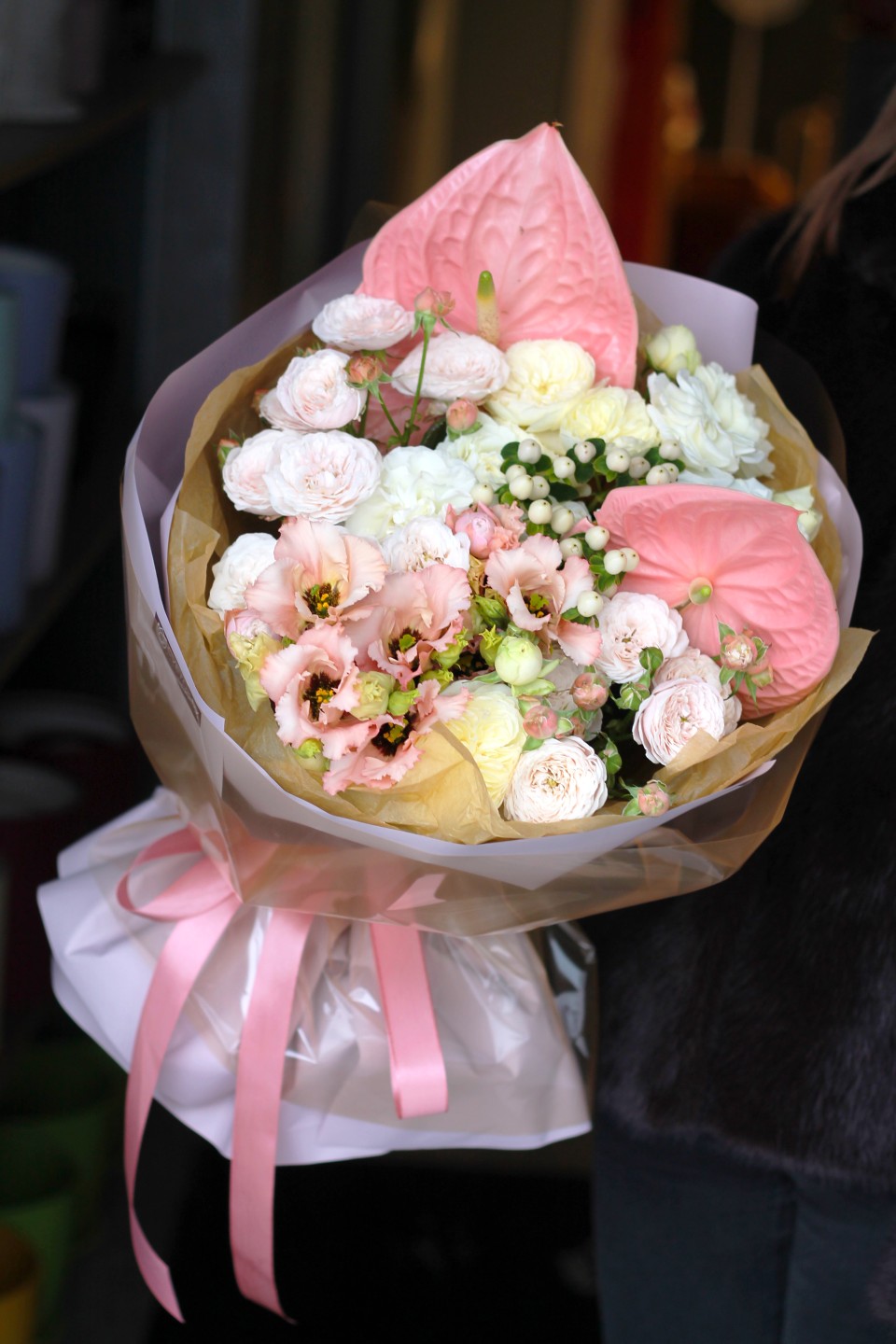 Букет с антуриумом "Шампань и клубника"