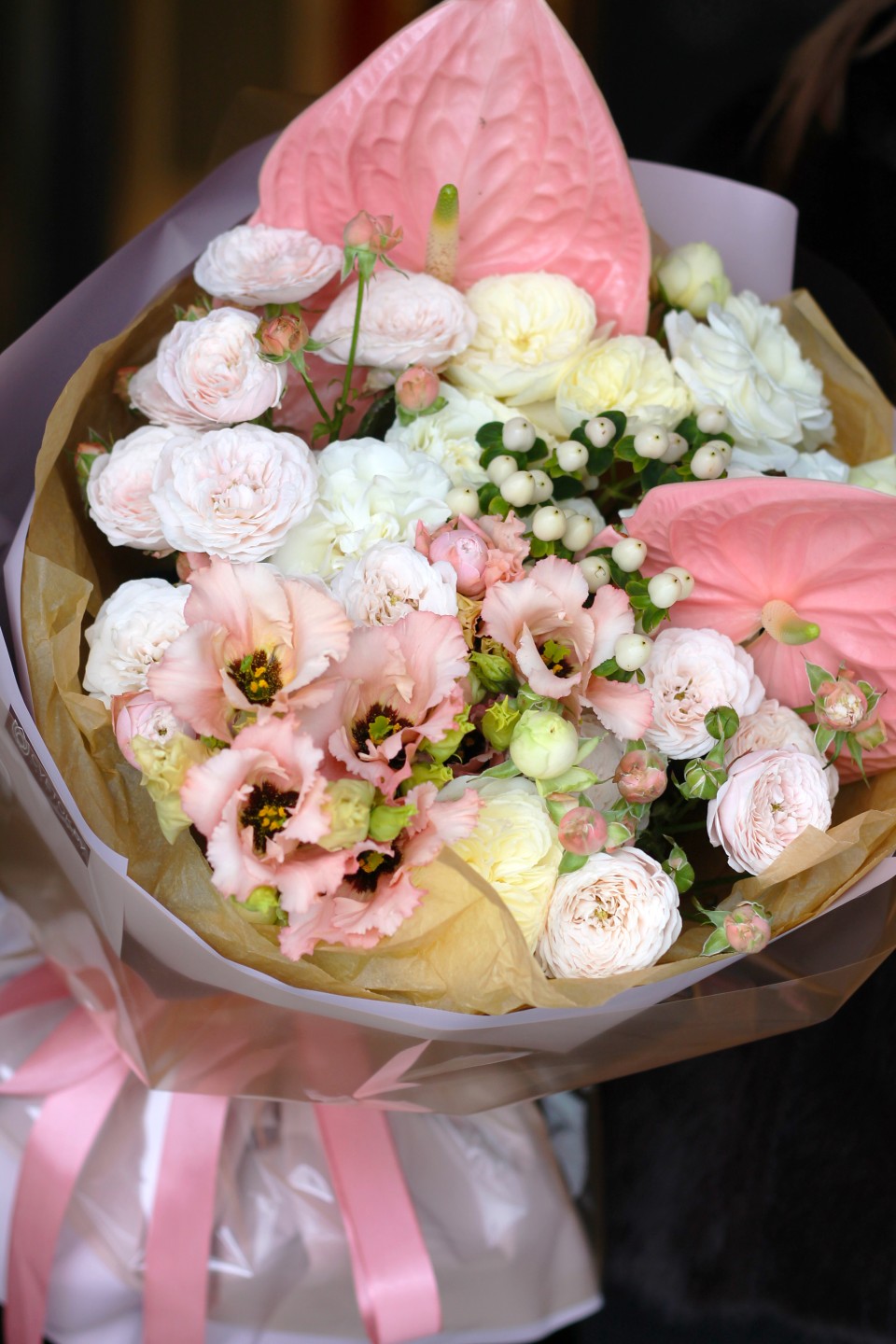 Букет с антуриумом "Шампань и клубника" - с доставкой по Минску