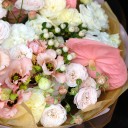 Букет с антуриумом "Шампань и клубника" - с добавлением зелени - миниатюра 