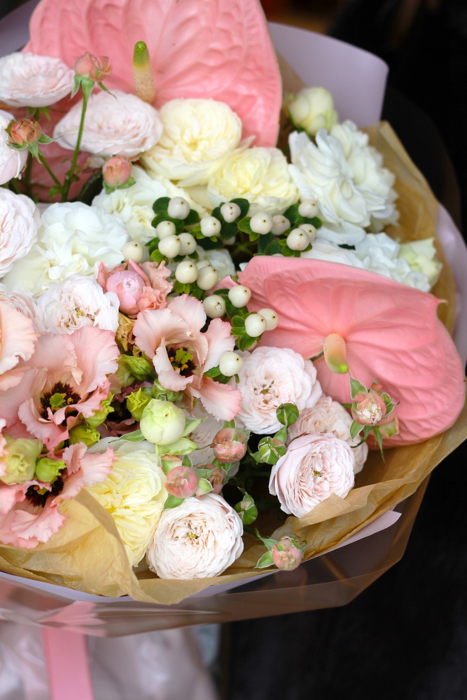 Букет с антуриумом "Шампань и клубника" - с добавлением зелени