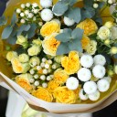 Букет с пионовидной кустовой розой "Маленькое счастье" - с добавлением зелени - миниатюра 