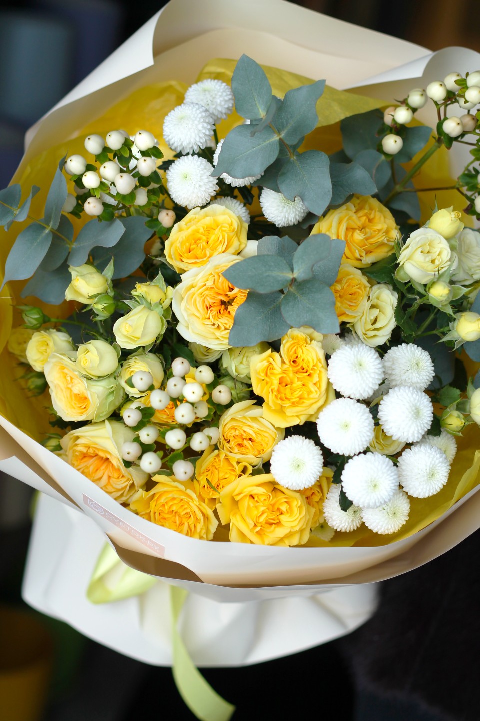 Букет с пионовидной кустовой розой "Маленькое счастье" - с добавлением зелени