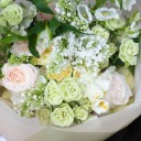 Букет с кустовой розой "Дыхание ангела" - с добавлением зелени - миниатюра 