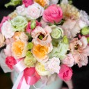 Композиция с эустомой "Цветочный десерт" - с добавлением зелени - миниатюра 