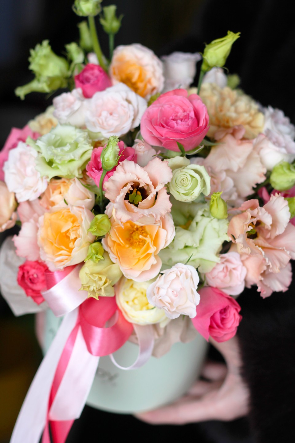 Композиция с эустомой "Цветочный десерт" - с добавлением зелени