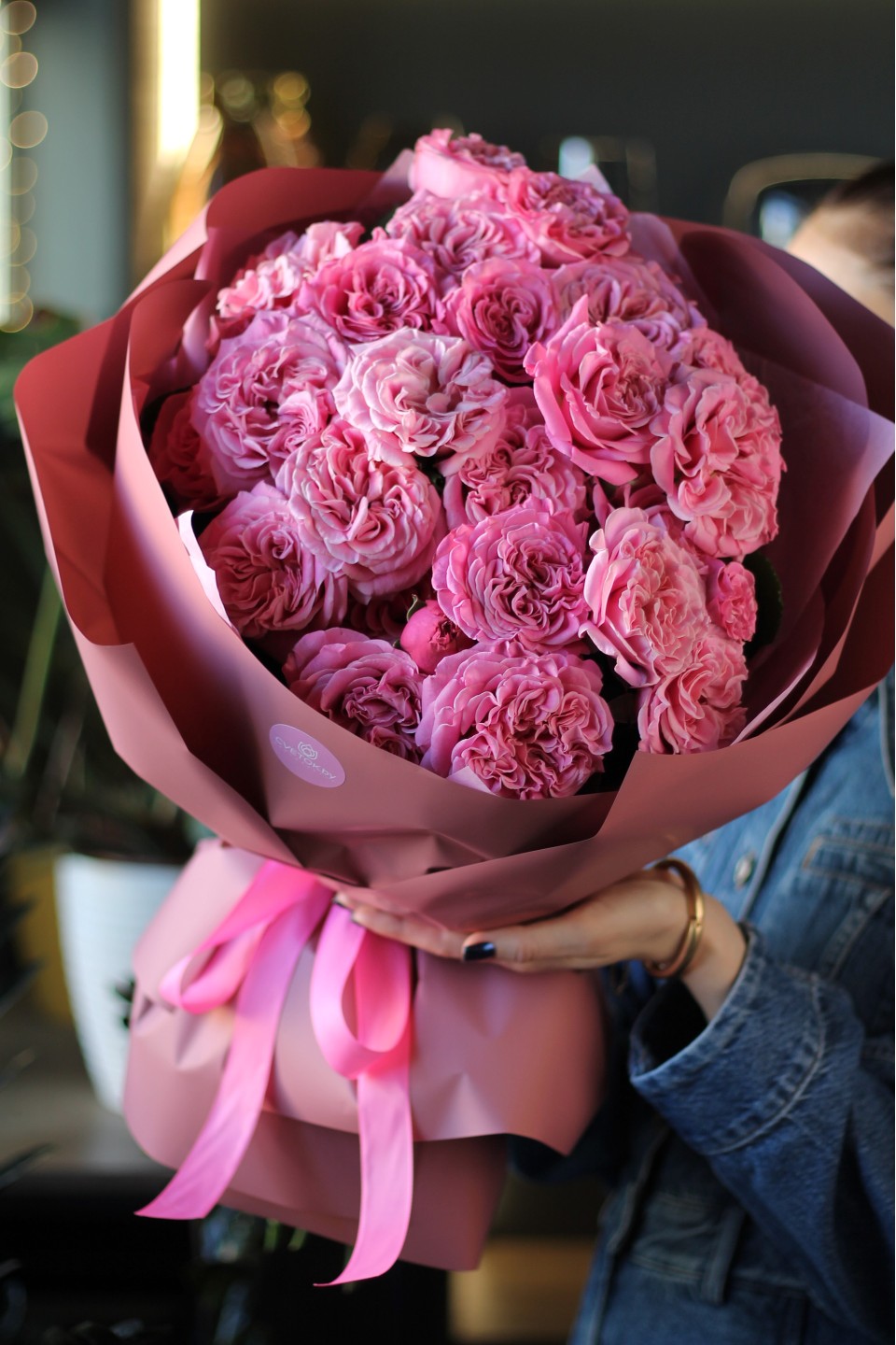 Букет кустовых пионовидных роз "Ягодный Пломбир"