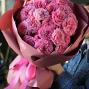 Букет кустовых пионовидных роз "Ягодный Пломбир" - с добавлением зелени - миниатюра 