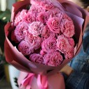 Букет кустовых пионовидных роз "Ягодный Пломбир" - подарочное оформление - миниатюра