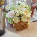 Корзинка с пионовидными розами Лунная Тропа - миниатюра