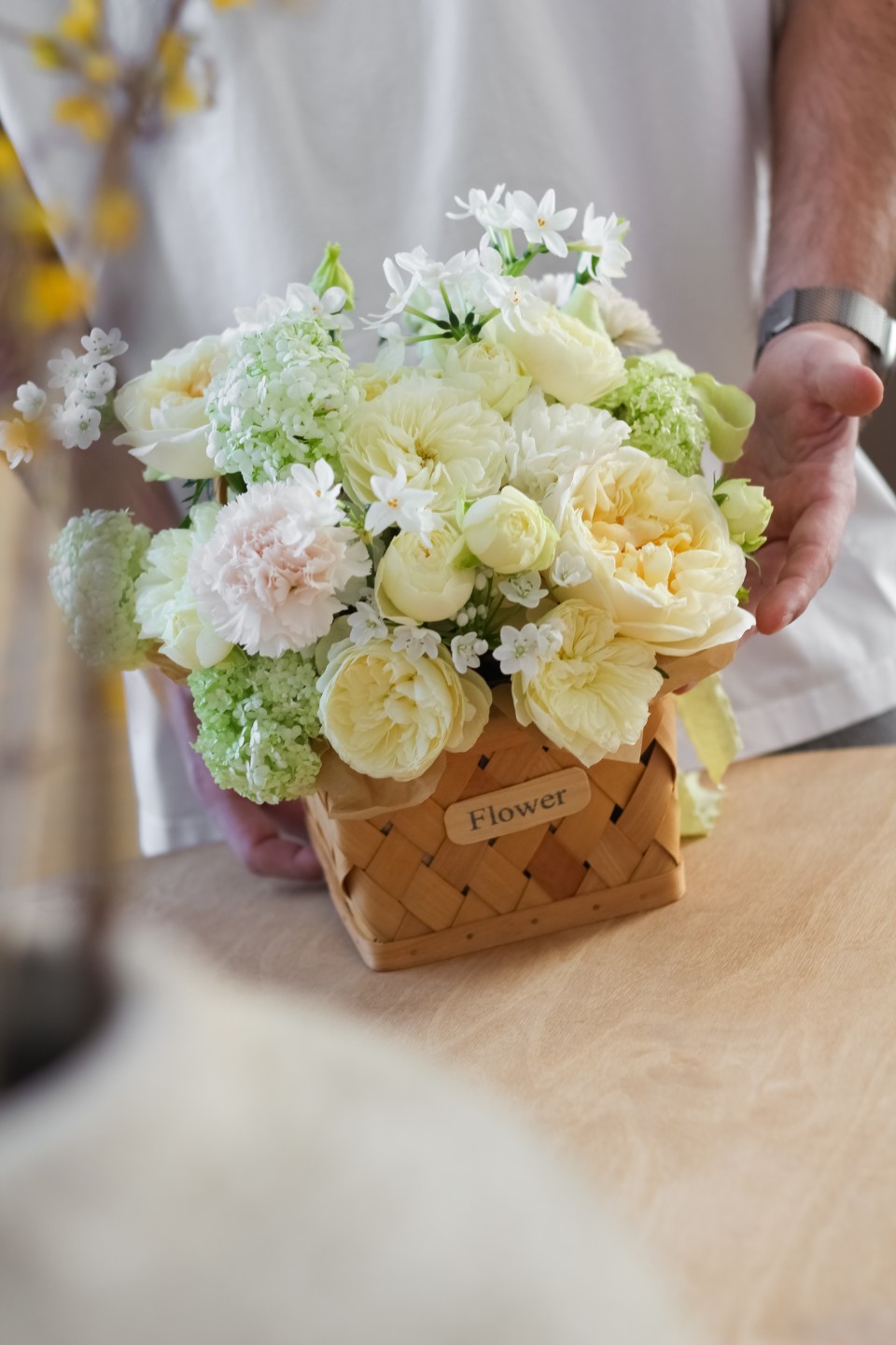 Корзинка с пионовидными розами Лунная Тропа