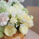 Корзинка с пионовидными розами Лунная Тропа - с добавлением зелени - миниатюра 