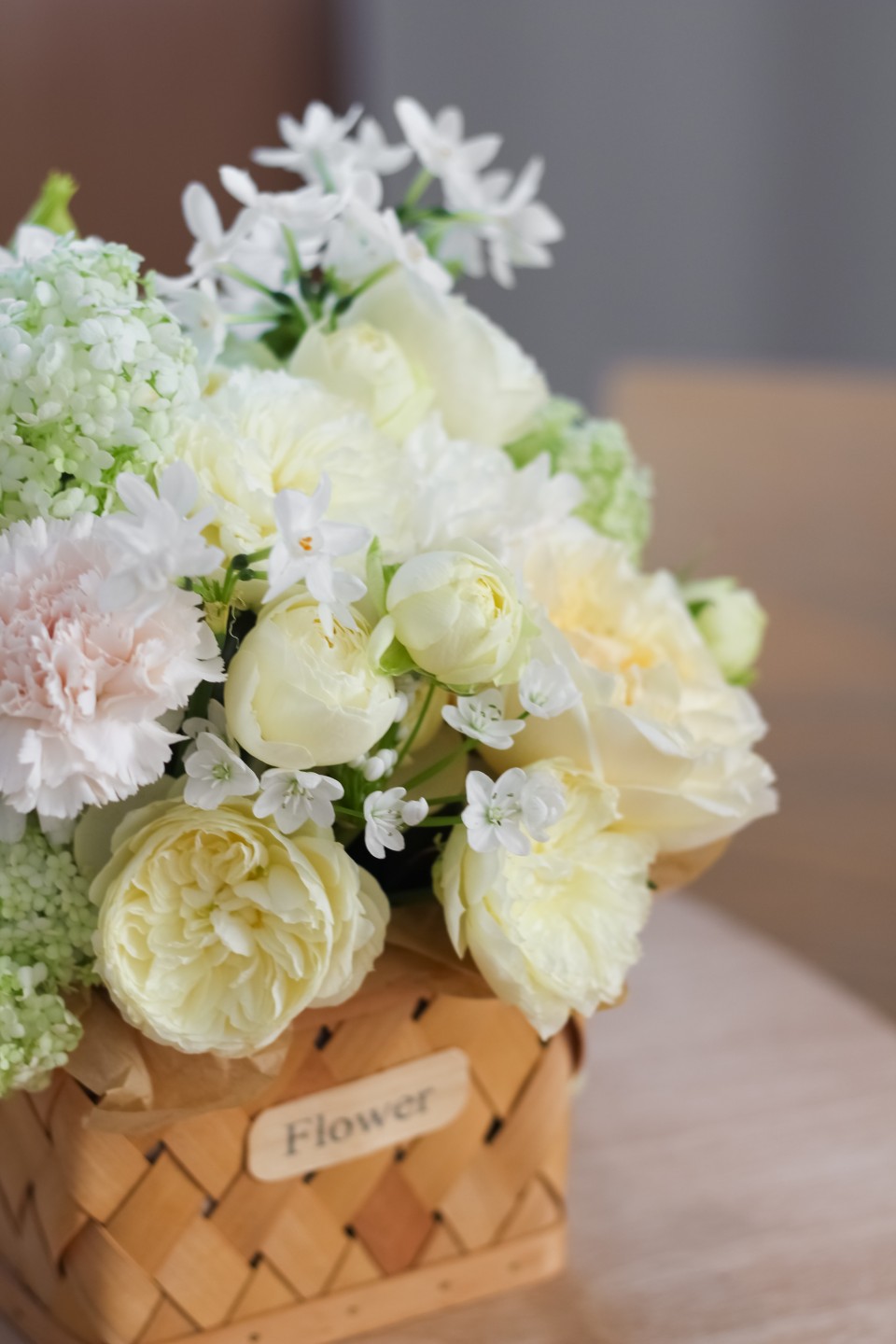 Корзинка с пионовидными розами Лунная Тропа - с добавлением зелени