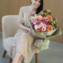 Букет с французскими розами  Цвета Радуги - подарочное оформление - миниатюра