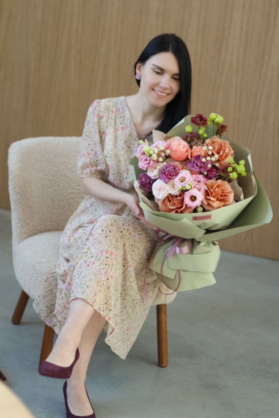 Букет с французскими розами  Цвета Радуги - подарочное оформление