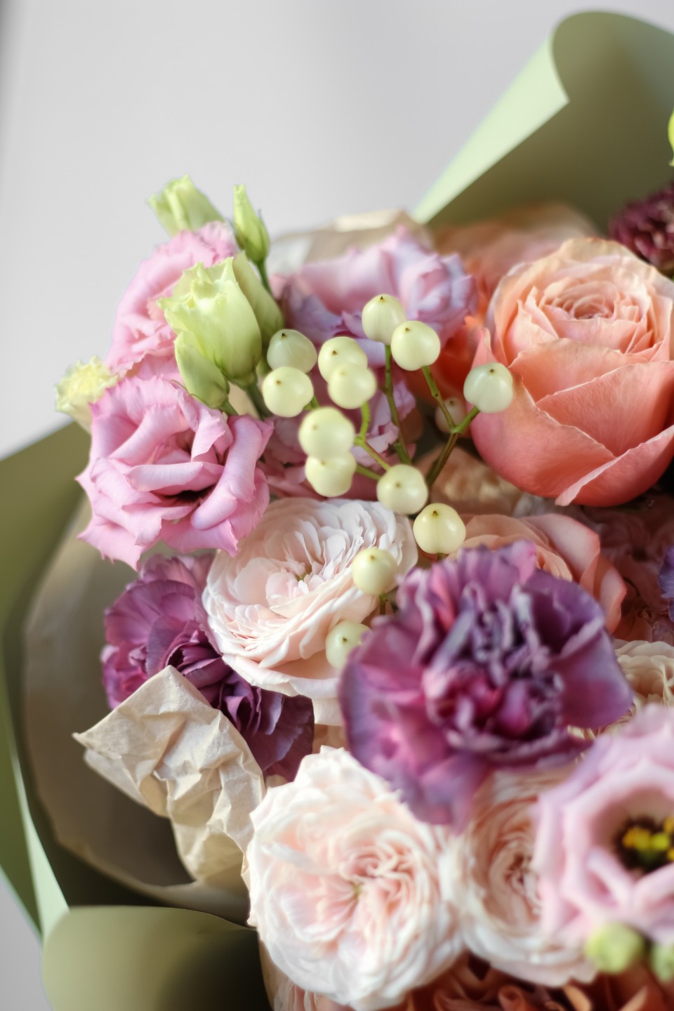 Букет с французскими розами  Цвета Радуги - с добавлением зелени