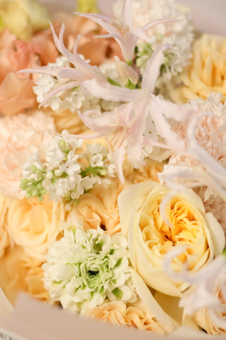 Букет с пионовидными розами Лимонный Бархат - с добавлением зелени